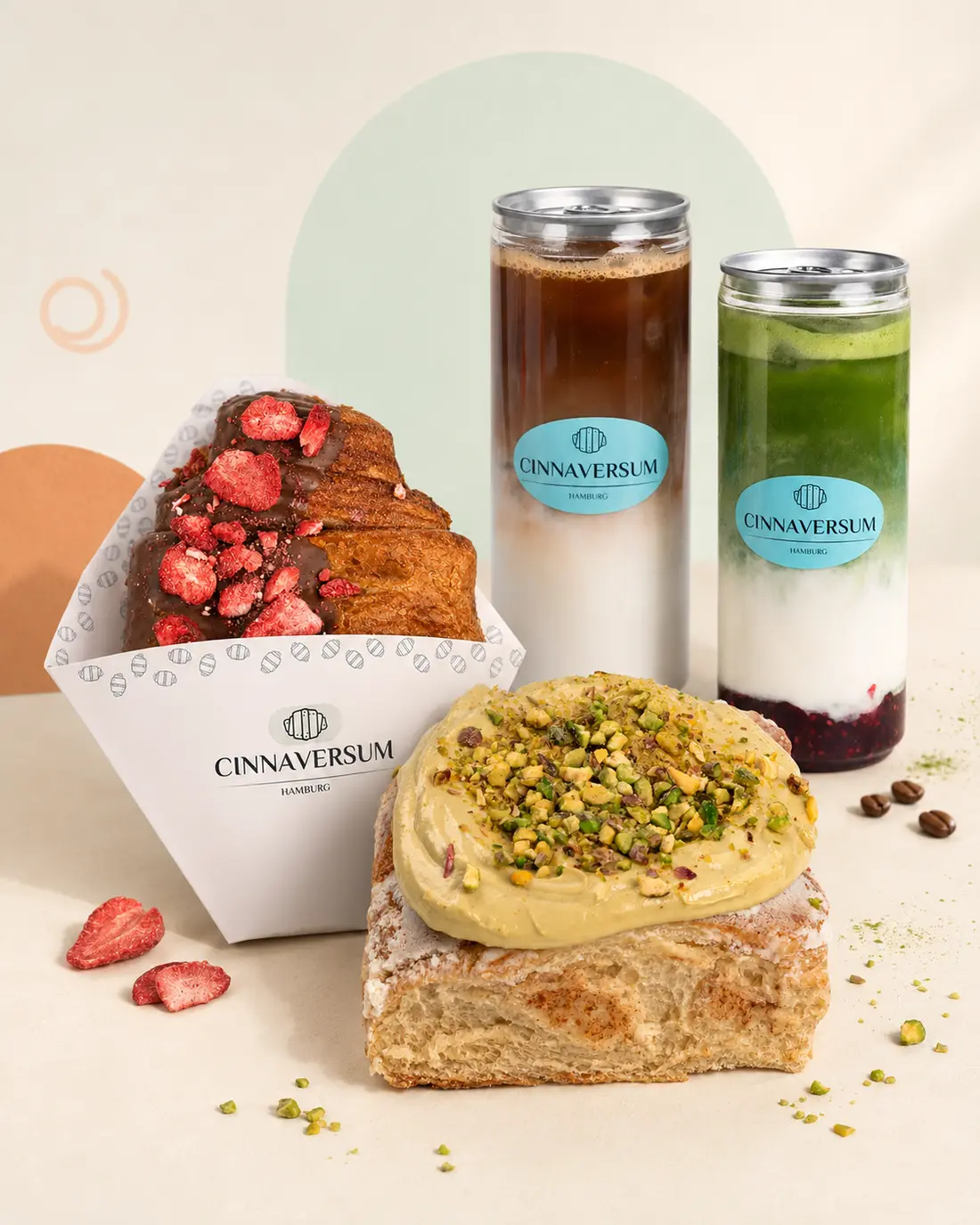 Cinna Franz mit Erdbeere, Pistachio Cinna Roll, Eiskaffee und Matcha von Cinnaversum